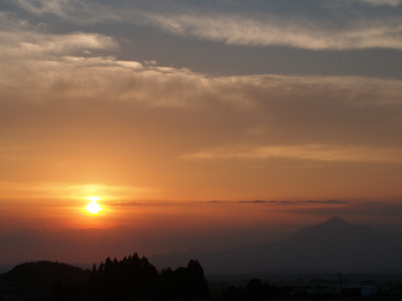 P5220032夕暮れ霧島山.jpg