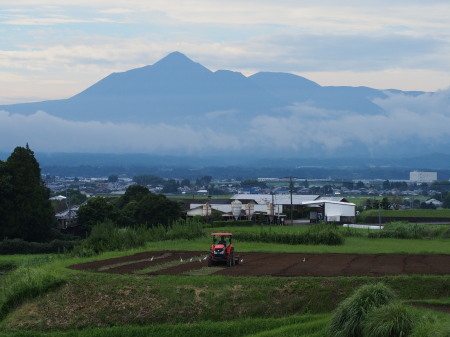 Z9051493霧島山と農作業.jpg